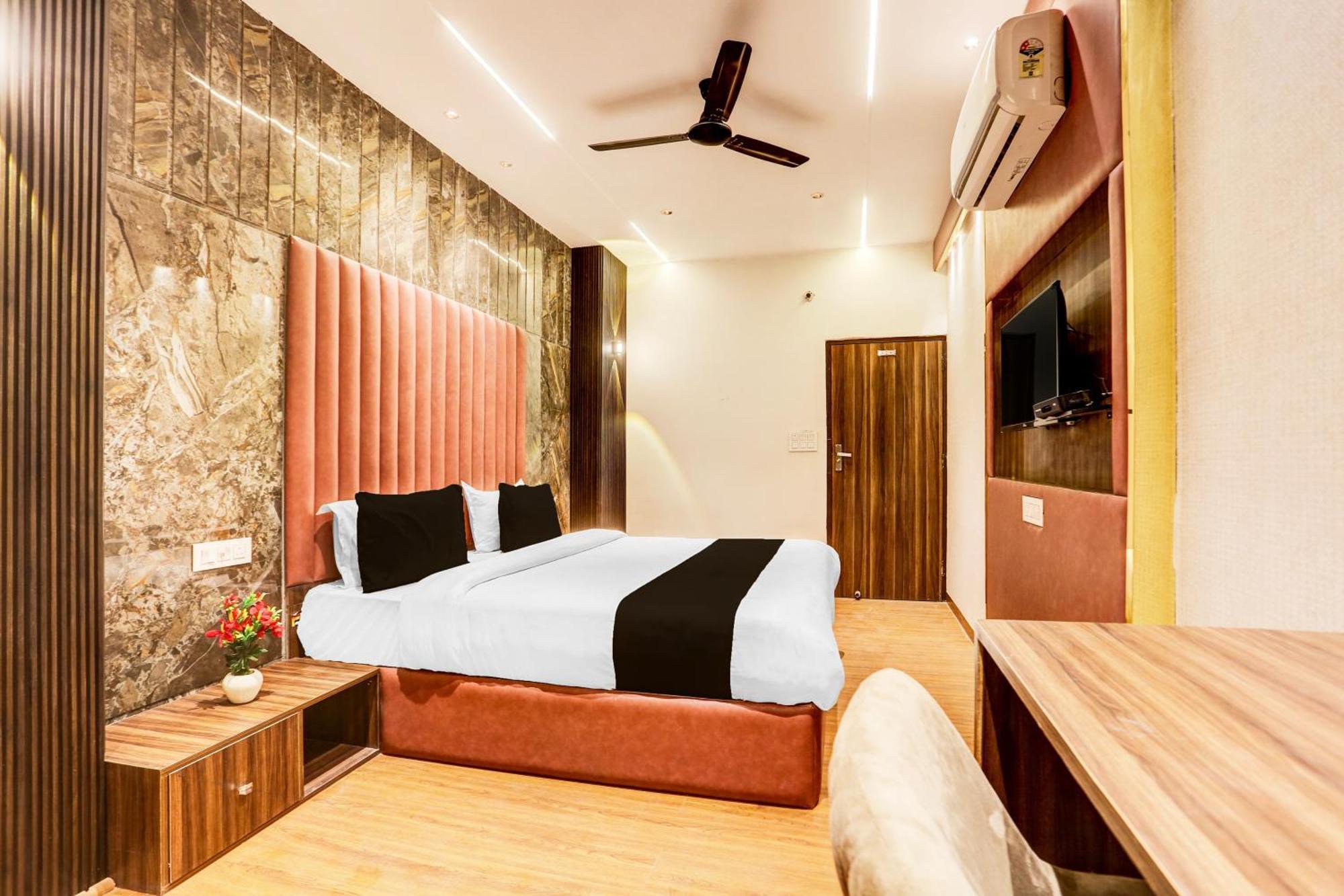 Super Townhouse Haibowal Chowk Ludhiana Exterior foto